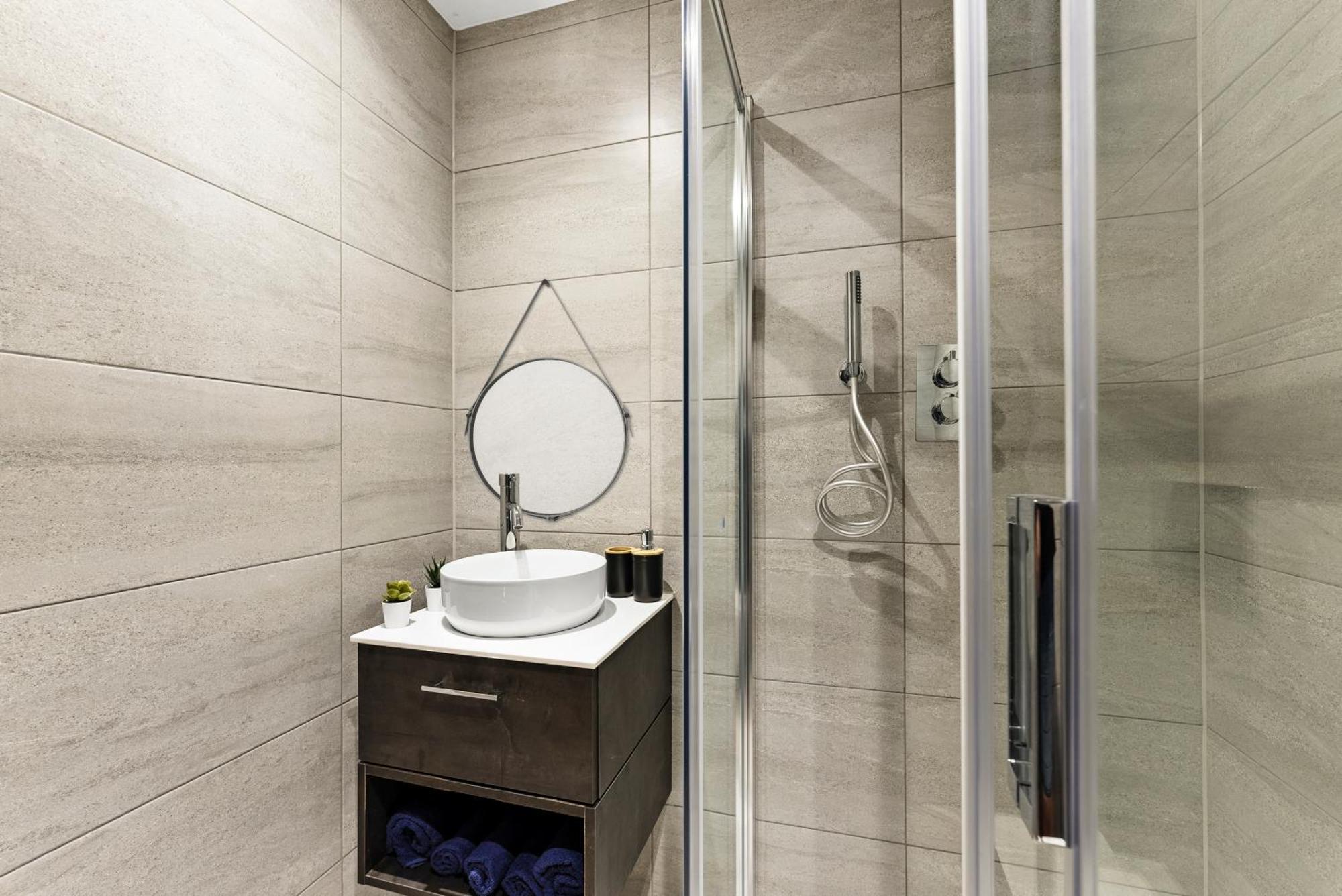 Stylish Large Leeds Apartment - Parking Exterior foto
