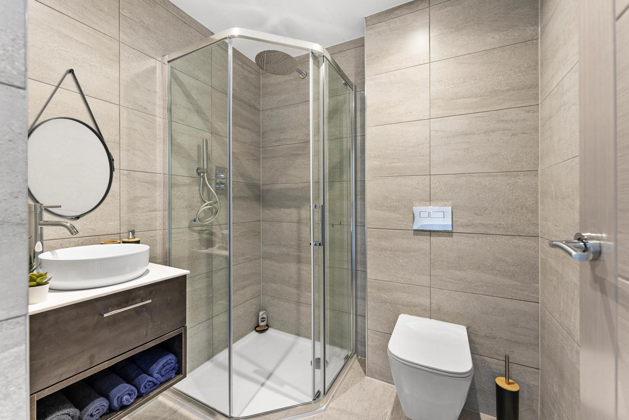 Stylish Large Leeds Apartment - Parking Exterior foto